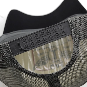 Détail de la fermeture snapback et du tissu en maille respirante sur la casquette noire