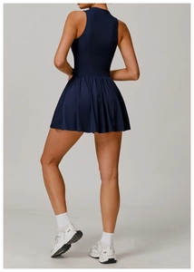 Détail de la robe de tennis sans manches bleu marine avec jupe plissée pour le sport