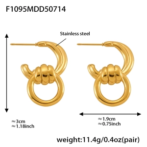 Detailansicht der goldfarbenen C-Form Creolen mit Maßen von 3cm Höhe aus Edelstahl
