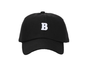 Dettaglio del ricamo della lettera B bianca su un cappellino da baseball in cotone nero