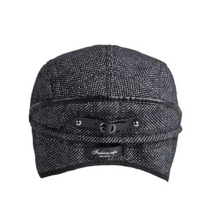 Berretto invernale in tweed con paraorecchie e finiture in pelle nera su sfondo bianco