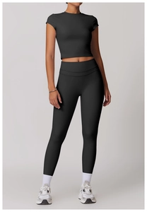 Vista frontale di set yoga nero con crop top e leggings a compressione a vita alta