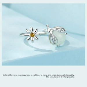 Close-up of S925 sterling silver ring showing the hallmark and detailed bee daisy design