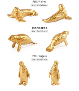 Miniature dorate di tricheco, lamantino e pinguino con trama precisa e finitura metallica