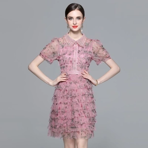 Robe rose à fleurs avec dentelle, col perlé et jupe à plusieurs niveaux en tulle chic