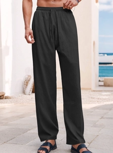 Dettaglio del tessuto in lino nero dei pantaloni casual da uomo con coulisse regolabile