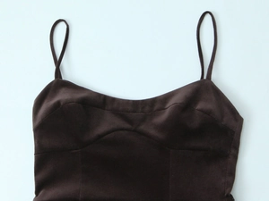 Détails des fines bretelles et de la texture du tissu sur une robe moulante marron foncé