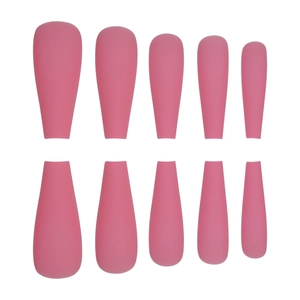 Set di unghie finte lunghe ballerina rosa opaco in layout simmetrico su sfondo bianco