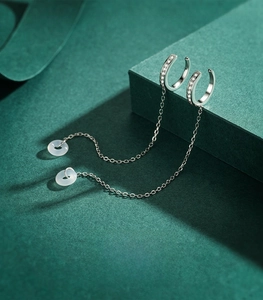 Détail du fil d'oreille en argent S925 avec créole en diamant en U et pendentif en jade