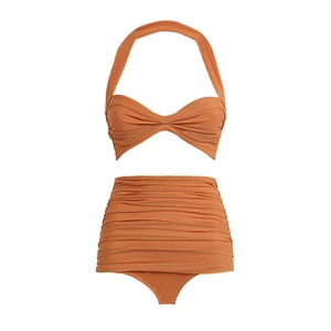 Detail des terrakottafarbenen Neckholder-Bikini-Oberteils mit geraffter Mitte