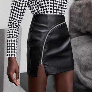 Mini-jupe chic en similicuir noir à taille haute avec fermeture éclair métallique