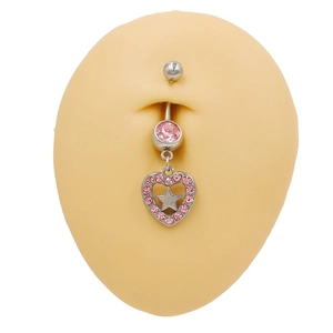 Détail du piercing de nombril en acier argenté avec cœur en cristal rose et étoile