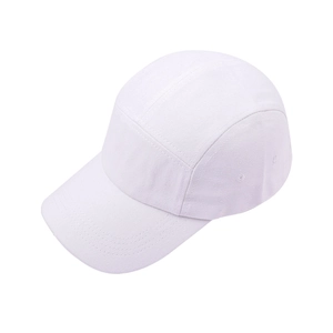 Dettaglio del cappellino 5-panel bianco in cotone con cuciture precise e occhielli