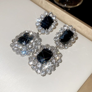 Detaillierte Makroansicht von Vintage-Ohrhängern mit blauen Kristallen und silbernen Strass