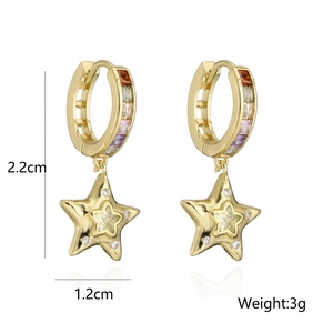Dettaglio degli orecchini a stella placcati oro 18K con altezza 2,2cm e peso 3g