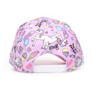 Détail de la fermeture réglable sur casquette violette pour filles avec motifs licorne