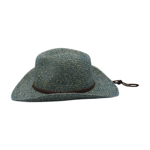 Détail d'un chapeau de cowboy en paille tressée bleue et blanche avec ruban brun foncé
