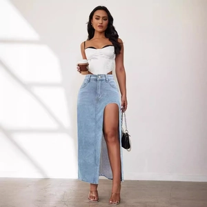 Gonna lunga in denim celeste con spacco alto in vita e design a taglio laterale