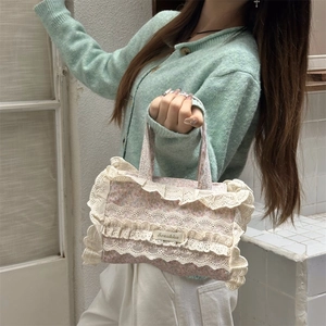 Détail du sac en toile fleurie avec bordure en dentelle blanche et étiquette Sozakka