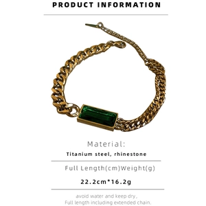 Détail du bracelet en titane doré avec strass vert rectangulaire et maille gourmette