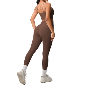 Ensemble de yoga marron deux pièces avec haut court et legging gainant à taille haute