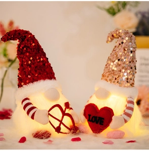 Detail von leuchtenden Valentinstag-Wichteln mit Paillettenhüten und LED-Effekt