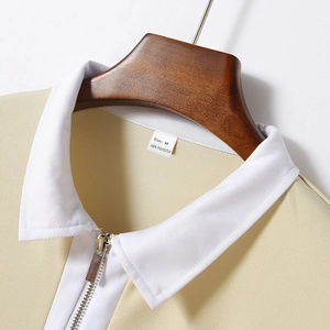 Nahaufnahme von Reißverschluss und Kontrastkragen am beigefarbenen Herrenpoloshirt