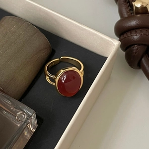 Dettaglio del marchio S925 sulla fascia in argento dorato con pietra di agata rossa
