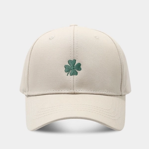 Gorra de béisbol beige con bordado de trébol de la suerte verde en el frente