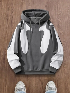 Grijze streetwear hoodie met witte panelen gepresenteerd in een stijlvolle outfit lay-out