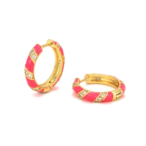 Rosa Emaille Gold-Creolen mit weißen Zirkonia-Mikro-Inlays für einen trendigen Unisex-Look