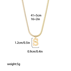 Detail of 18K gold S-letter pendant necklace with 41+5cm snake chain size and weight specs