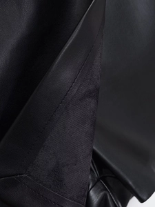 Detalle macro de la falda de cuero PU negro con costuras finas y forro polar suave