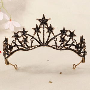 Vue détaillée d'une couronne d'étoiles dorées avec strass brillants sur tissu beige doux