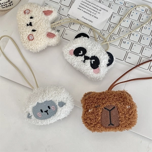 Dettaglio di quattro ciondoli animali in peluche che mostra la consistenza morbida