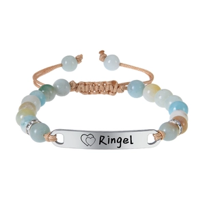 Détail d'un bracelet en perles tissées avec barre argentée gravée et pierres naturelles