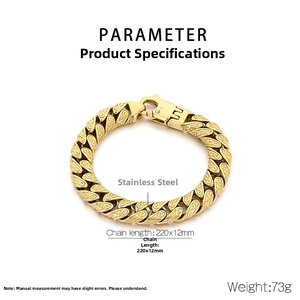 Détail du bracelet gourmette en acier doré avec gravures ciselées et fermoir mousqueton robuste