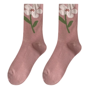 Calze rosa in cotone con motivi floreali 3D bianchi e accenti di foglie verdi
