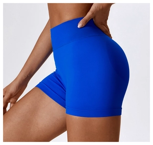 Détail du short de yoga bleu vif à taille haute montrant la maille sans couture et compression
