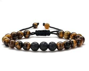 Detail van tijgeroog en lavasteen kralen op een zwart gevlochten verstelbare armband