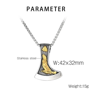 Détail du pendentif hache viking avec symbole Valknut et relief d'aigle en acier inoxydable
