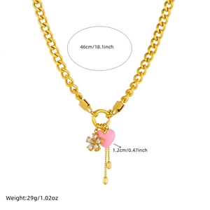 Collier en acier plaqué or 18K avec pendentif cœur rose et fleur et dimensions détaillées
