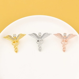 Set aus Gold, Silber und Roségold Caduceus-Broschen mit funkelnden Strass-Kristallen