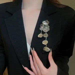 Elegant Flower Brooch Rhinestone Inlaid Hollow Tassel Dangle Alloy Pin For Women Fashion Clothing Accessories