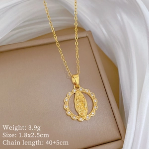 Vue détaillée d'un pendentif doré avec la Vierge Marie et oxydes de zirconium sur soie
