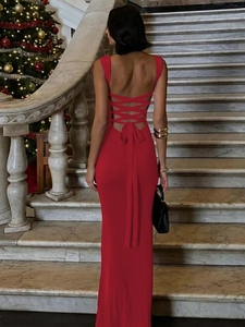 Robe longue rouge dos nu élégante avec bretelles croisées et détail de nœud festif