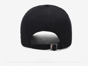 Detailansicht der verstellbaren Schnalle und des Riemens dieser schwarzen Baseballkappe