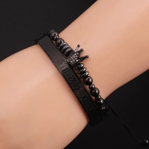 Détail du lot de bracelet à perles noires avec couronne et jonc à chiffres romains