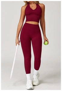 Details des dunkelroten nahtlosen Halterneck-Sport-BHs und der High-Waist-Yoga-Leggings