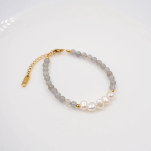 Bracelet vintage en perles d'eau douce et pierre de lune grise avec finition en or K14